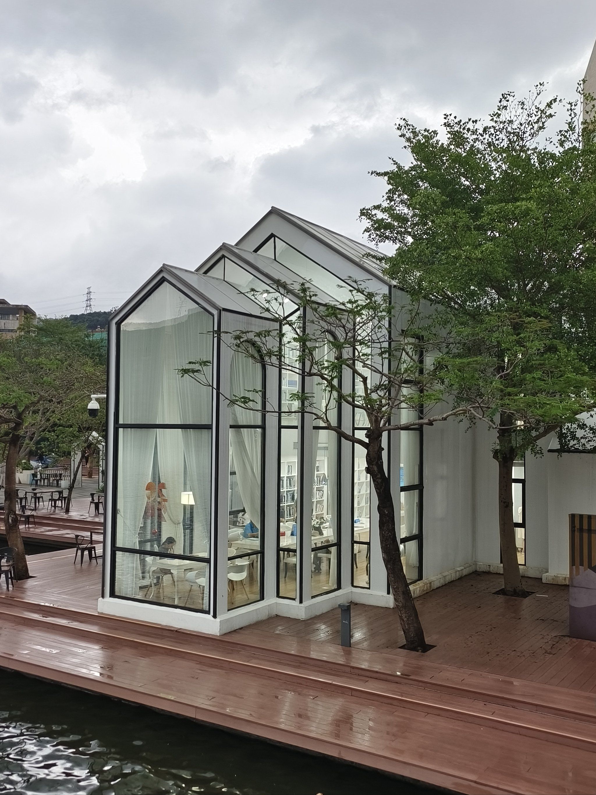 湖边的玻璃小屋,可能是最美书店