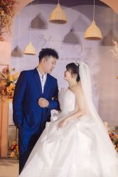 -觅白婚纱礼服馆