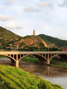 延河大桥-"延安市中心就有一条河,延河,去的时候水流.