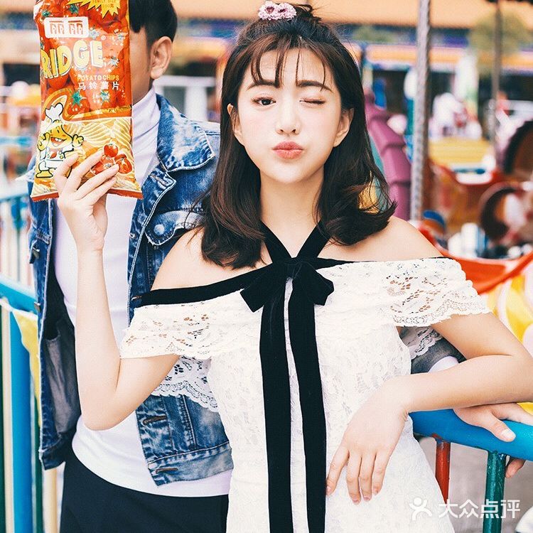 游乐场拍摄情侣写真也是不错的选择哦