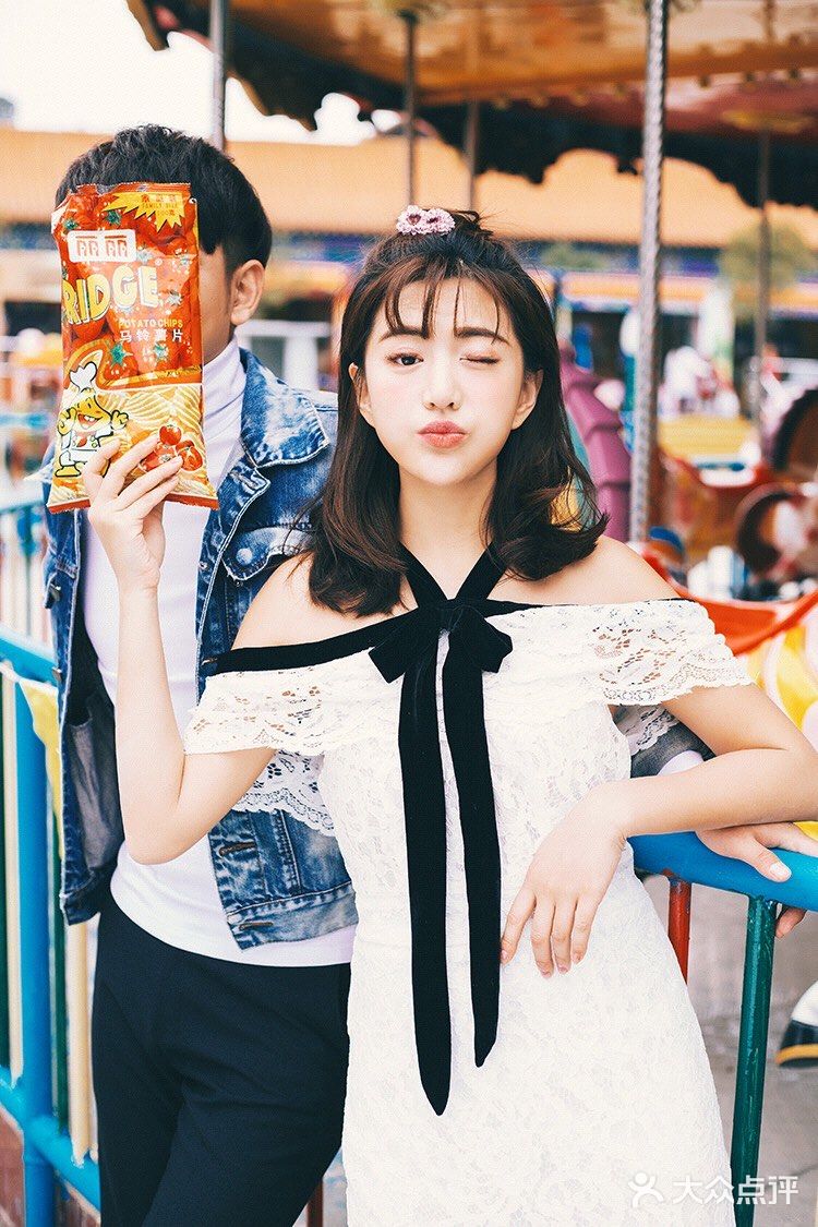 游乐场拍摄情侣写真也是不错的选择哦