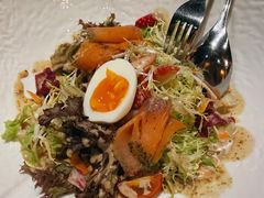 三文鱼色拉-YUE·6·西式融合餐厅(外滩六号店)
