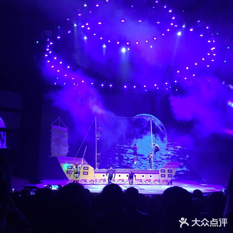 跟团游中的杂技表演，以前都是在电视上看到的