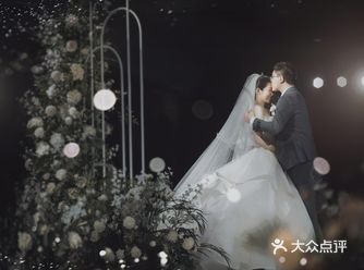 干净纯粹的白绿色系婚礼，极简风格成为这场婚礼最直白的视觉传达