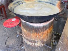 大锅正在煮豆浆-云南大锅豆浆店