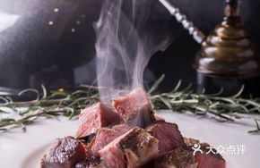 Smoked Low-Temperature Slow-Cooked Beef Short Ribs