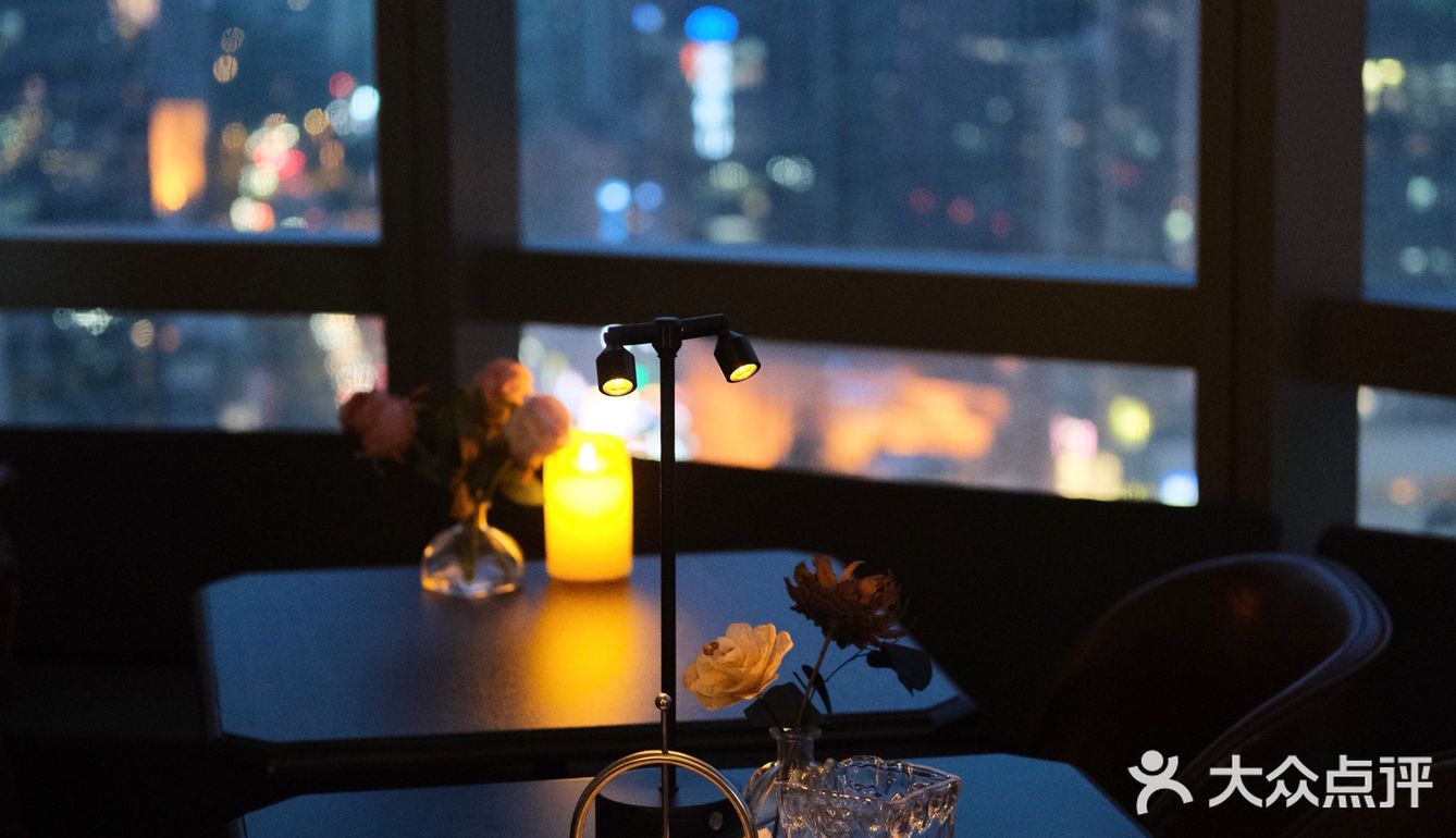 日咖夜酒 在安静私密的高空清吧微醺🍷