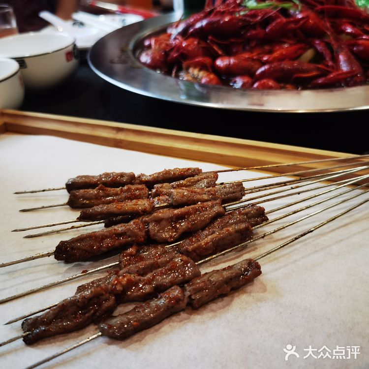 老式麻辣烫的材料，但不是红油的，不是特别辣