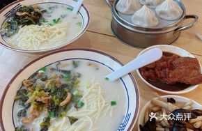 Snow Cabbage and Pork Shred Fish Soup Noodles