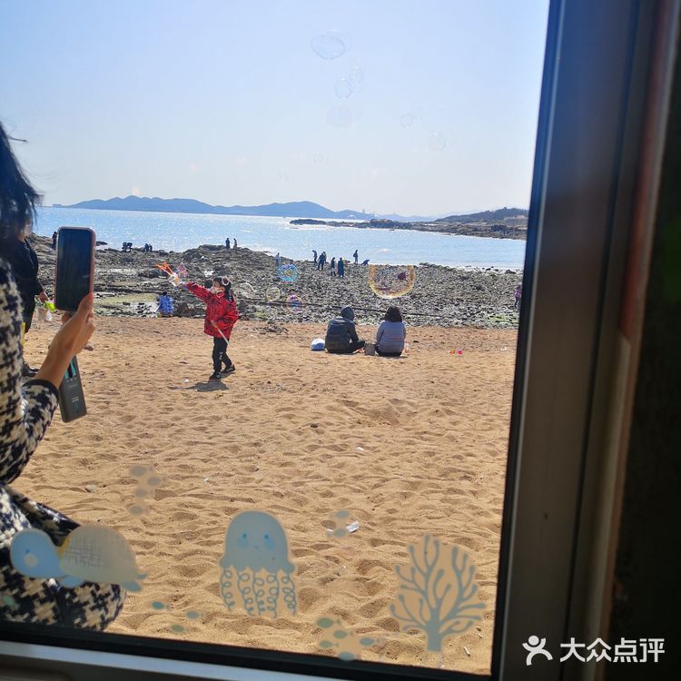 今天来到海边的安娜海景咖啡馆，阳光明媚的中午