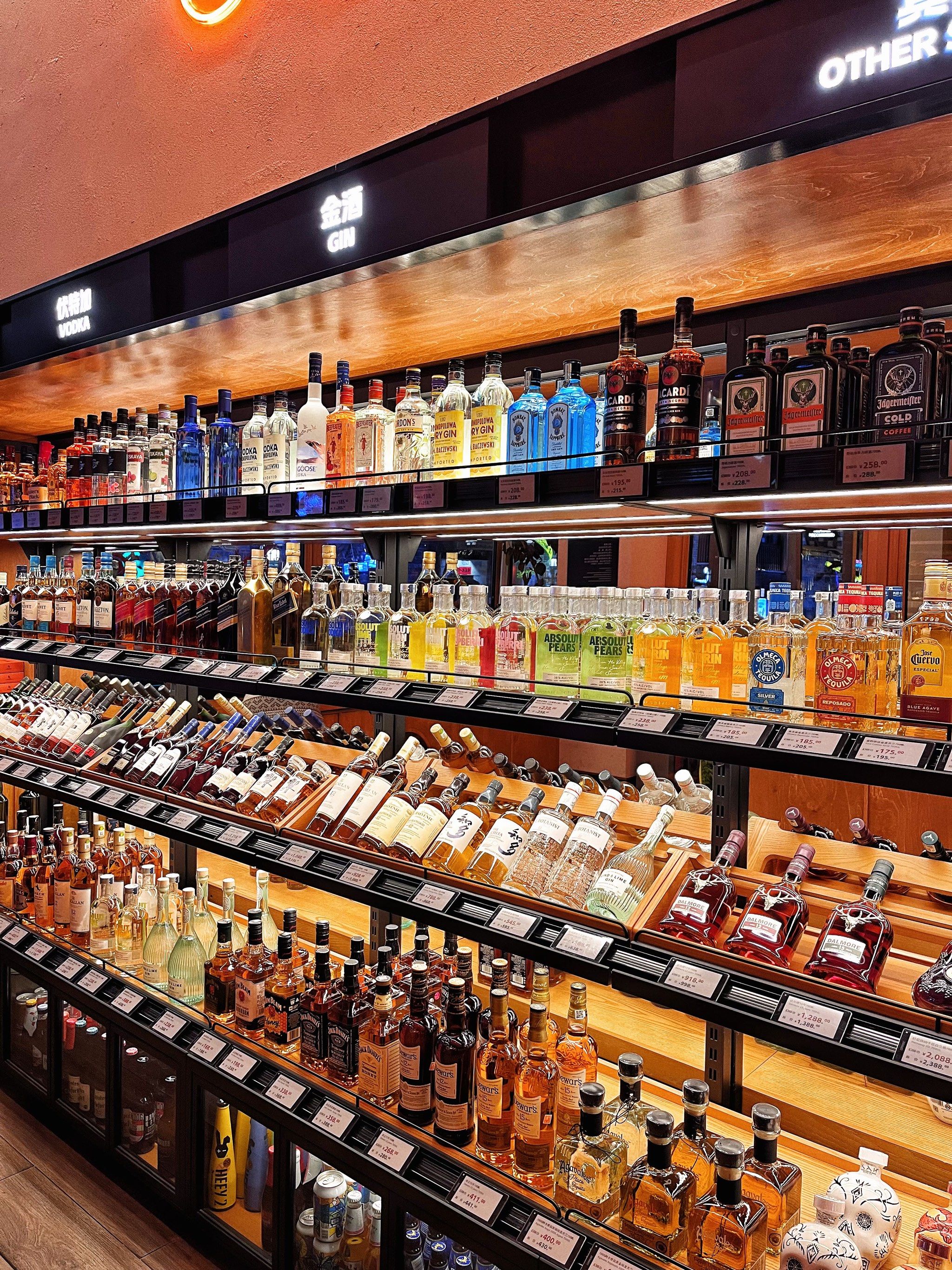 因为它们家周41566晚18:00-24:00 指定鸡尾酒 女士免费畅饮!