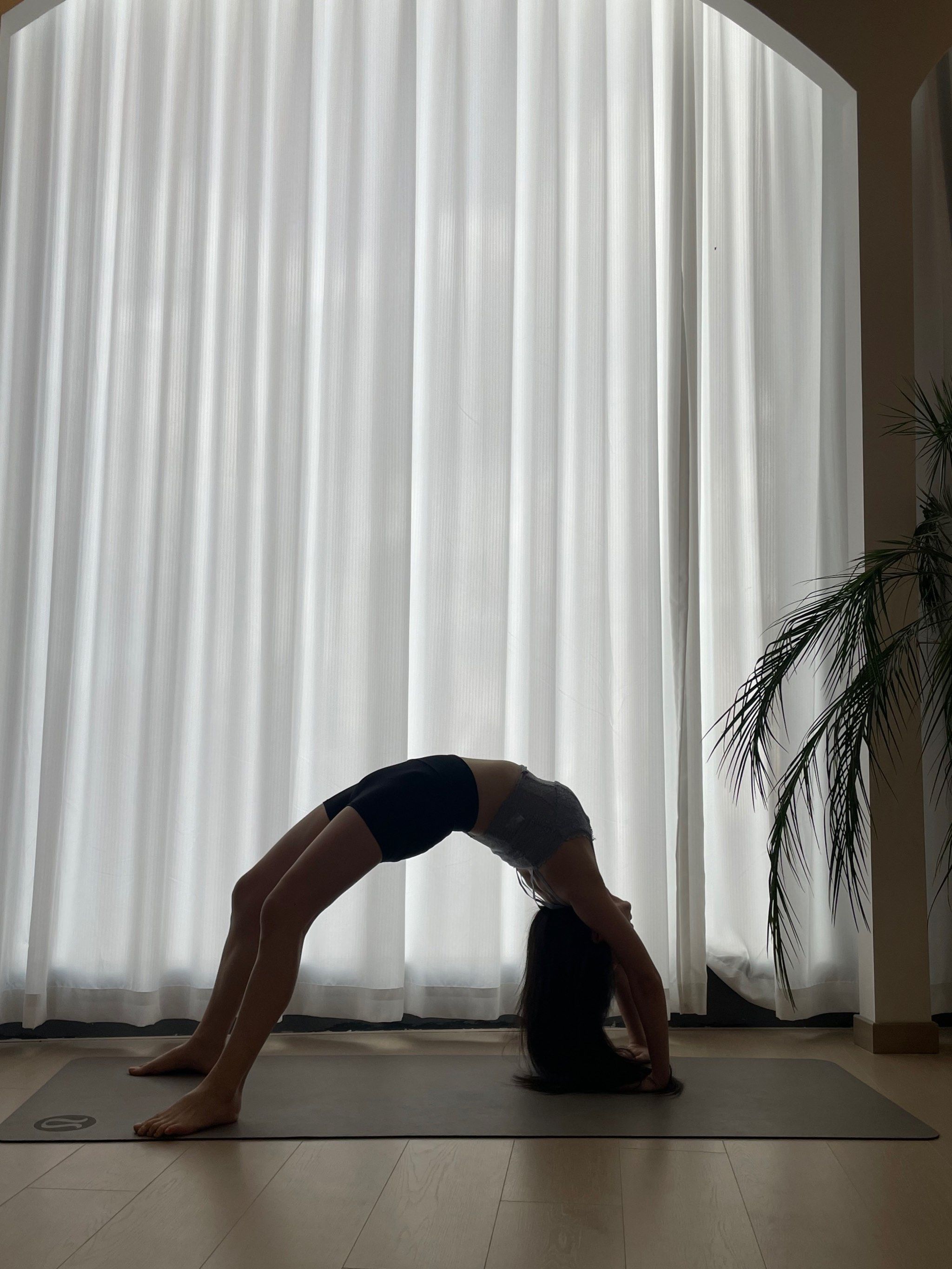 后弯体式属于一种基础瑜伽体式,其好处包括