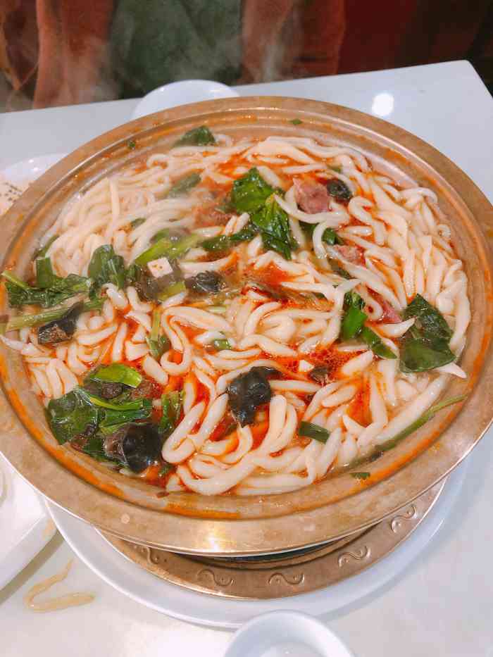 口味:三个人点了个「御锅牛肉浓汤剪刀面」中份,没有吃完.