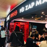 我一眼便看见了门口排着小队伍的店铺