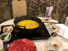 安格斯牛肉-鲜入围煮花胶鸡海鲜火锅