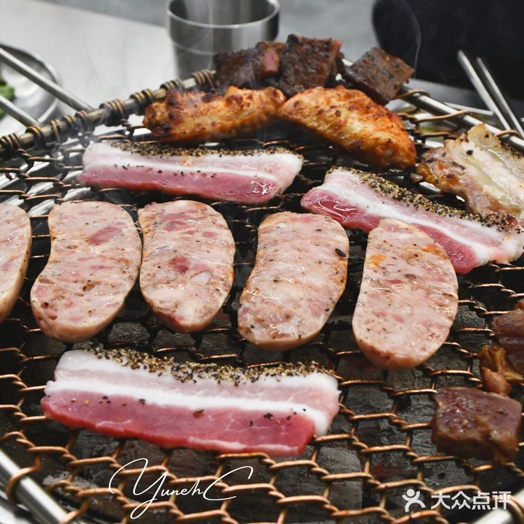 网红炭火烤肉店