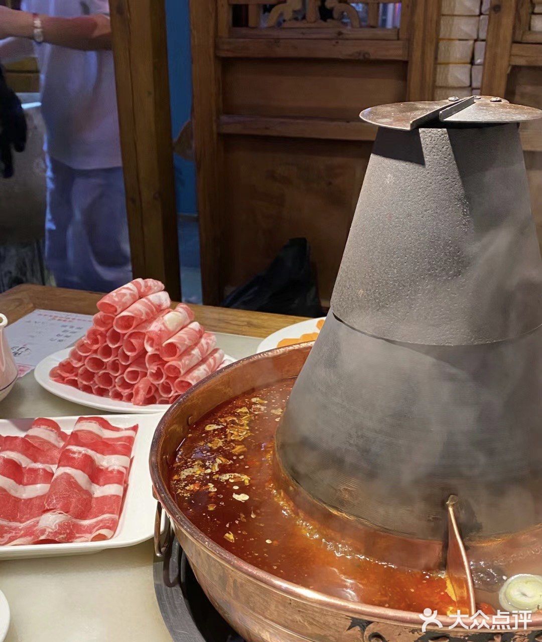 天冷的第一顿火锅，选在南门涮肉，一直排队，得早来