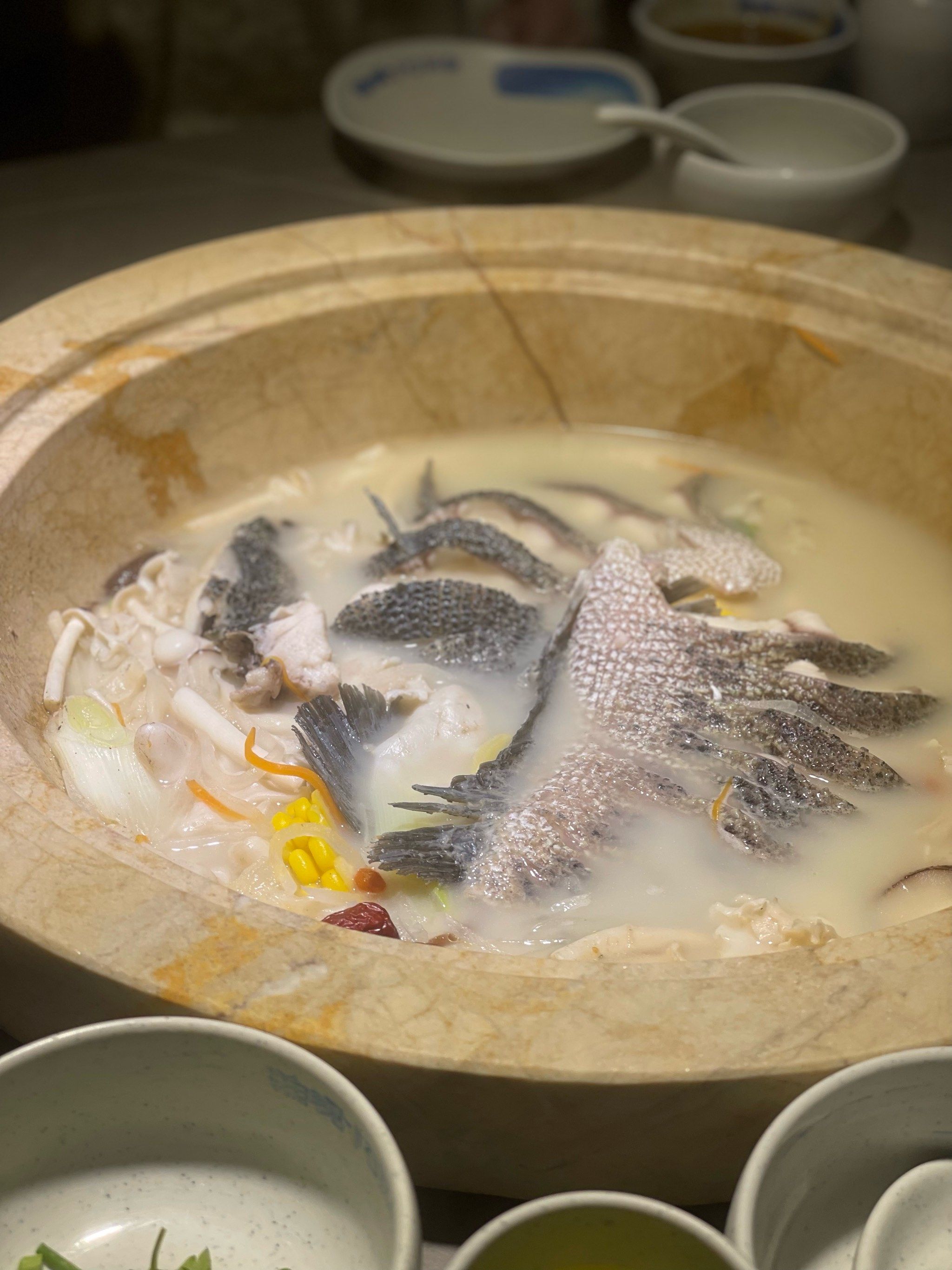 石锅鱼因其鲜嫩多汁的鱼肉和浓郁的汤底而受