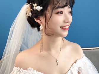 一年前就预定了莫小姐， 因为她当年是我闺蜜的化妆师