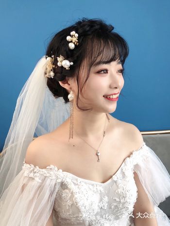 一年前就预定了莫小姐， 因为她当年是我闺蜜的化妆师