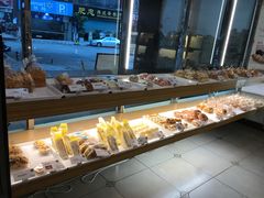 面包甜点陈列柜-顶东面包花园·生日蛋糕(太平店)