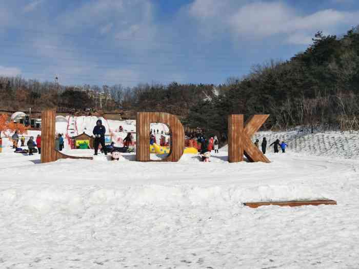 大连乐动库欢乐雪世界"这个冬天大连下了几场雪,但是孩子似乎没有.