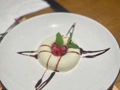 意式奶冻配浆果-安妮意大利餐厅(国贸店)