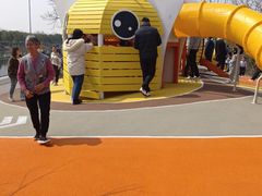 -奕欧来上海购物村停车场