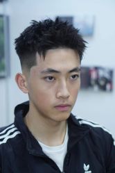 -一家只做男发烫染的店