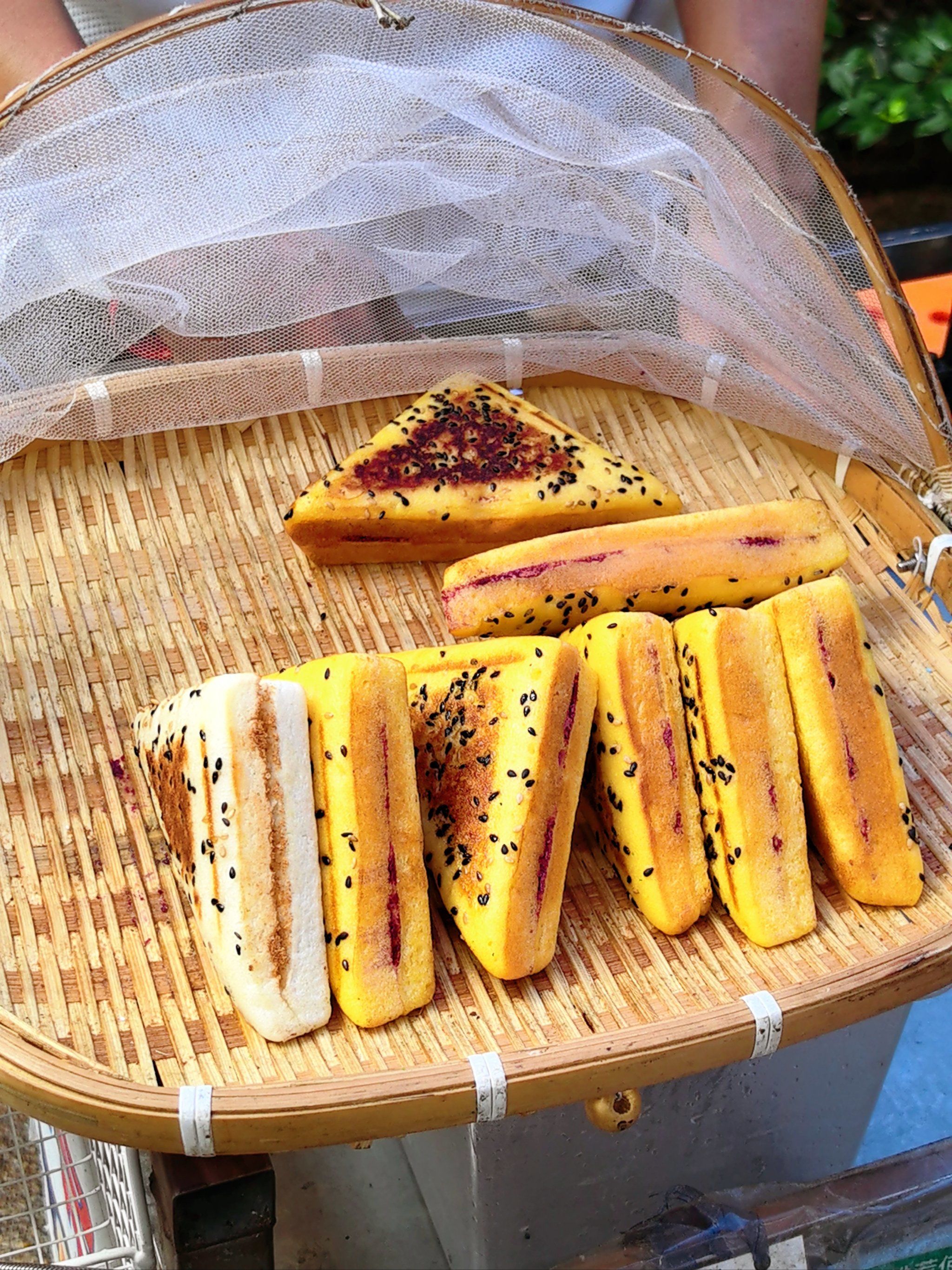 重庆路边买的三角粑,入口时有油煎的香味