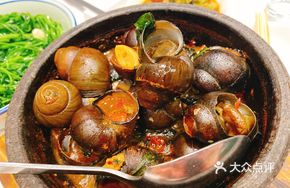 Braised Freshwater Snails with Perilla in Stone Pot