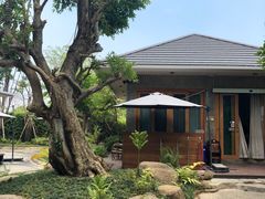 -Chom Cafe and Restaurant