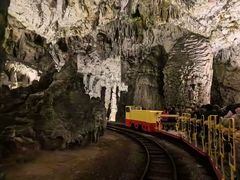 -波斯托伊纳溶洞