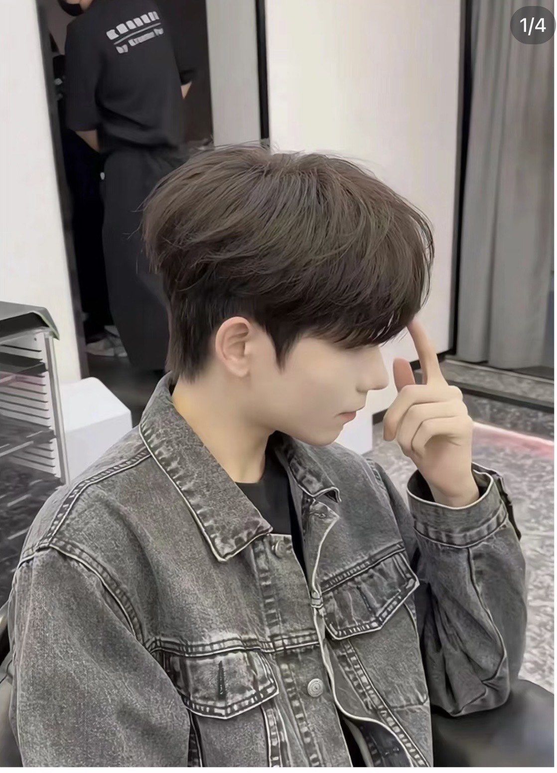 碎盖发型的刘海呈细碎状,能修饰额头和眉眼.这种发型清爽简约又不