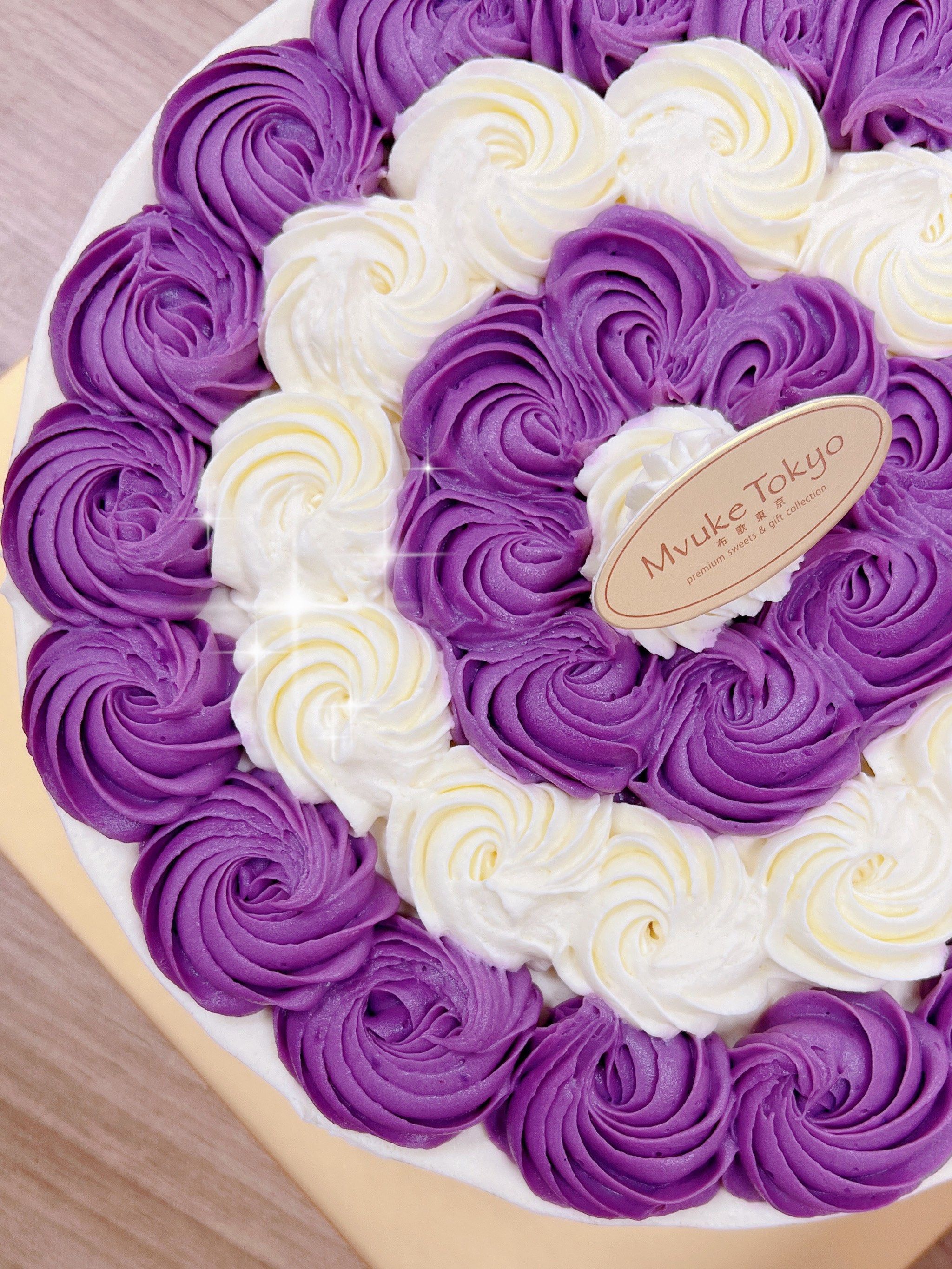 了浪漫和温馨的气息～
精致的蛋糕上,
98点缀着浪漫的紫色鲜花