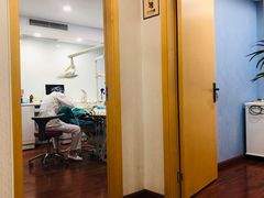 二楼治疗室正在操作-金琴口腔·正畸种植全科(太升北路店)