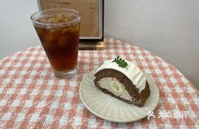 Mocha Banana Cake Roll