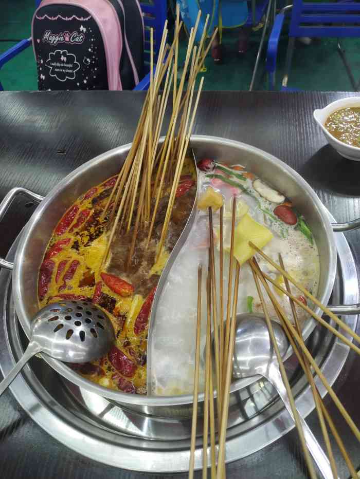 嘉州上上签牛肉串串(长庆西路店)-"[薄荷]环境:普通串串店,里外都可以