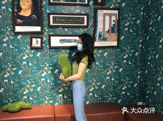 今日穿搭休闲风:抹茶绿配淡蓝色无痕弹力牛仔裤