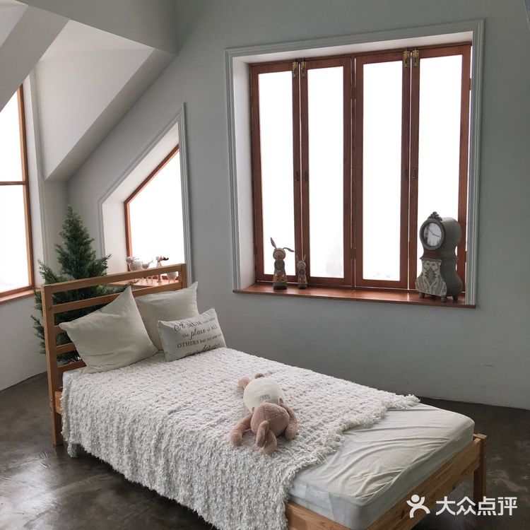 店铺主打儿童+孕妇+全家福的摄影 环境属于工业风
