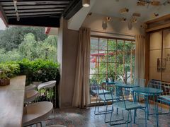 靠窗位-猫的天空之城概念书店(束河店)