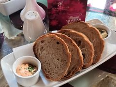 送的面包-纽约咖啡馆