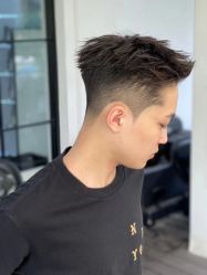 -一家只做男发烫染的店