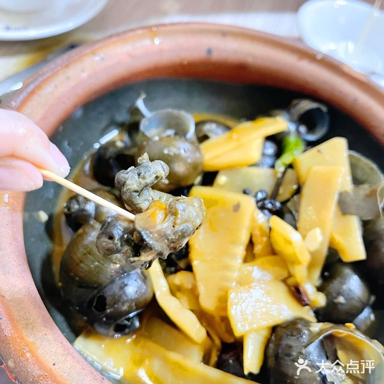 韶关美食|藏在桥底的超30年老字号！鸭五件+酸笋田螺煲绝了！