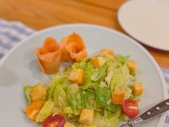 传统凯撒沙拉配烟熏鱼-Paulaner·德国帕拉娜自酿啤酒餐厅(海上世界店)