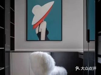 卧室与衣帽间之间动线流畅，无论是取衣还是换衣
