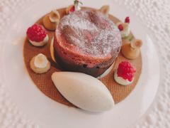 双色树莓巧克力熔岩蛋糕-福楼法餐厅FLO