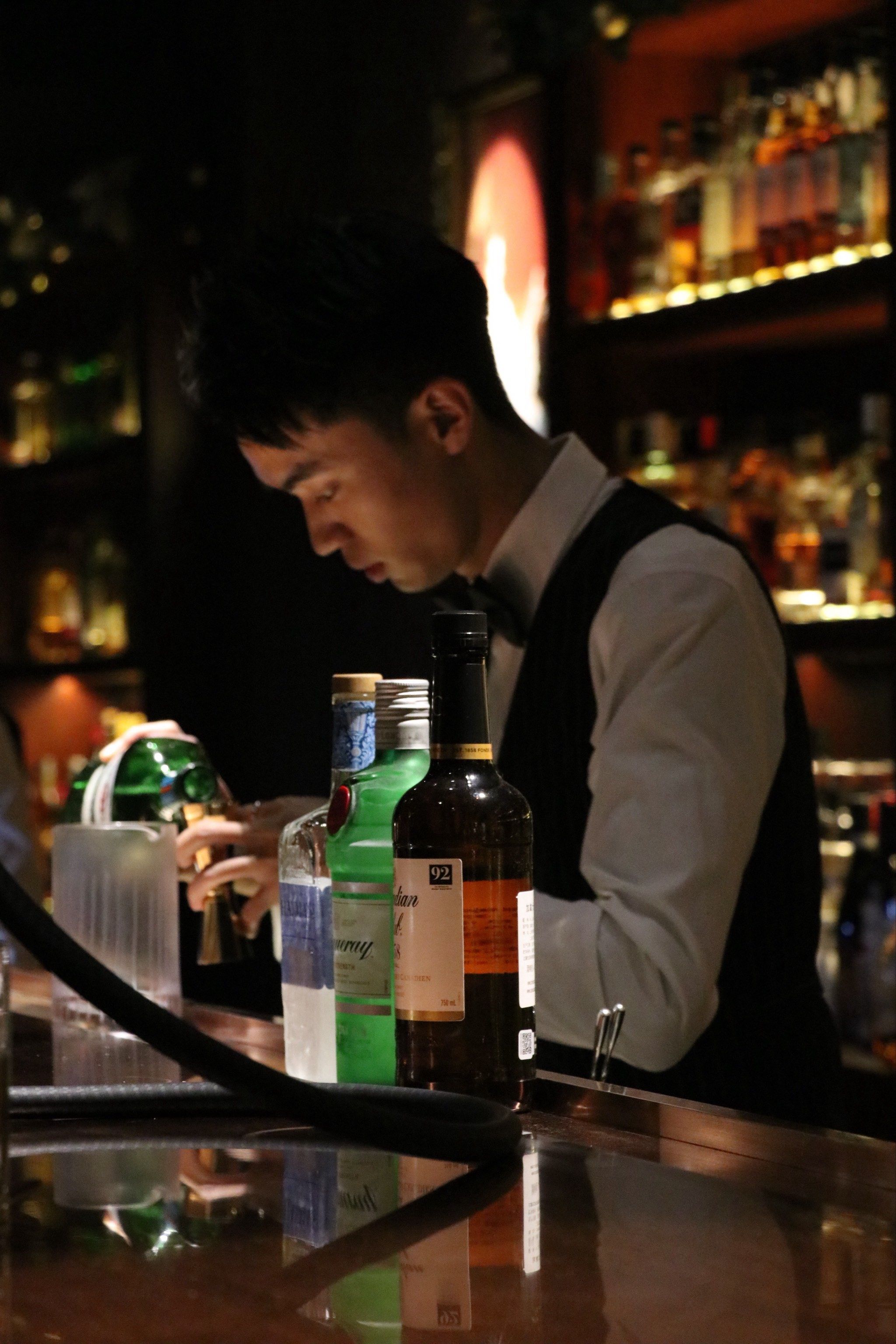 酒吧调酒师颜值在线,威士忌品类繁多!