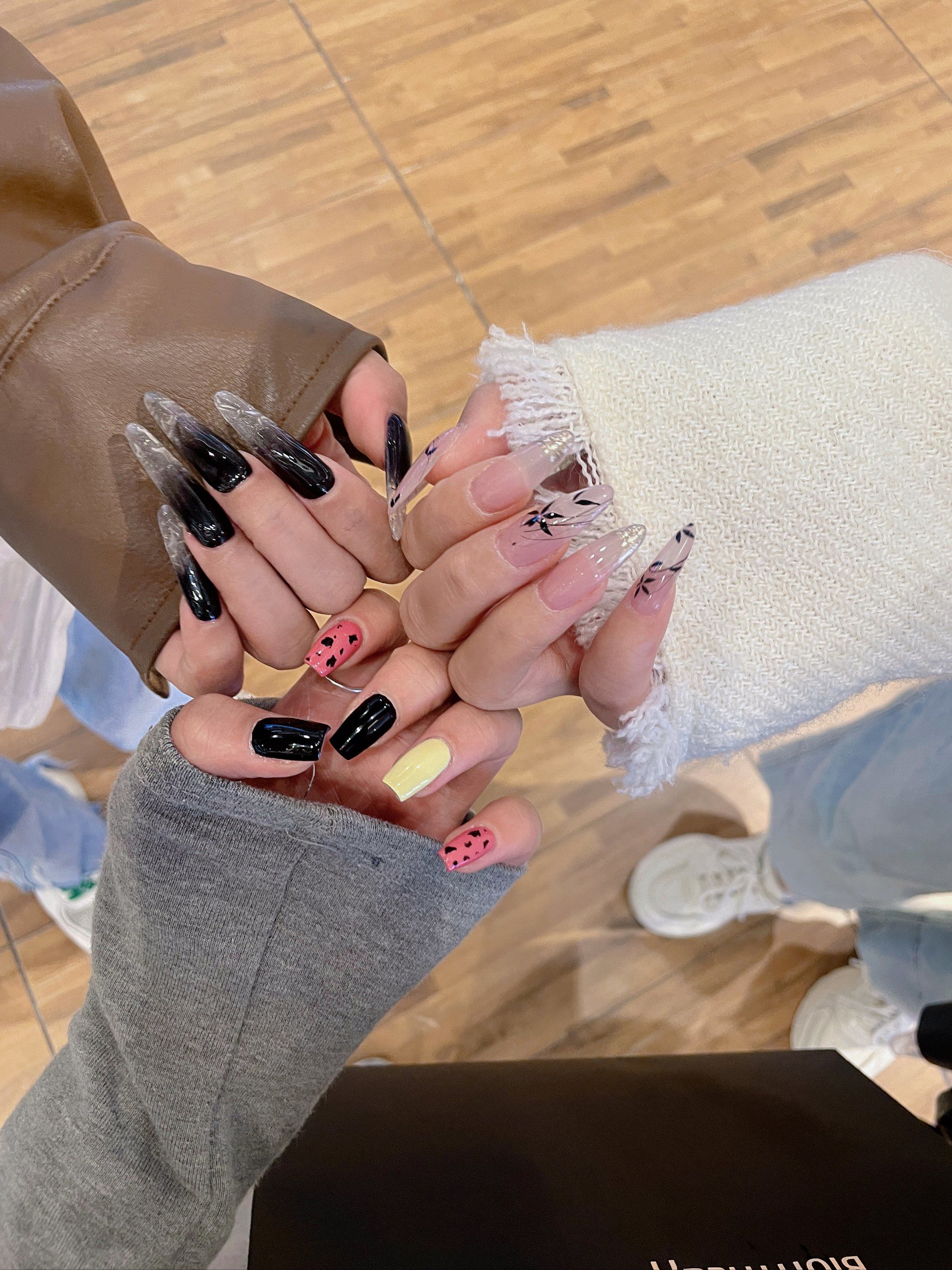 闺蜜一起来美甲吧