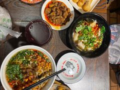 -爆炸头阿姨小四川正宗川味小吃(无任何分店)